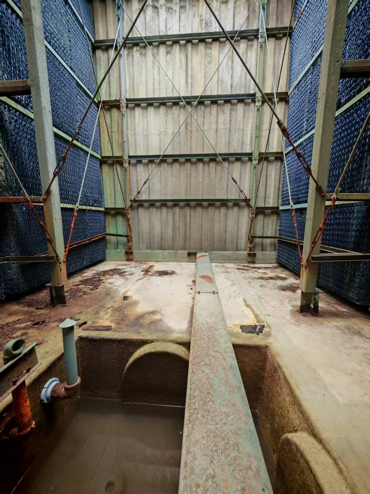 承接工厂冷却塔集水盆漏水修补